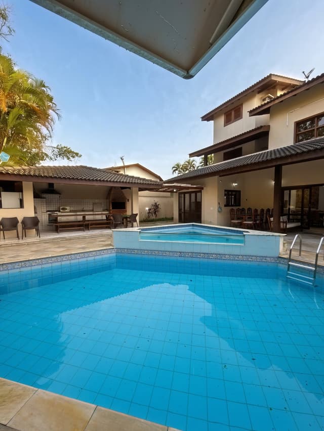 Casa com pé-direito duplo e piscina na Riviera, Módulo 20