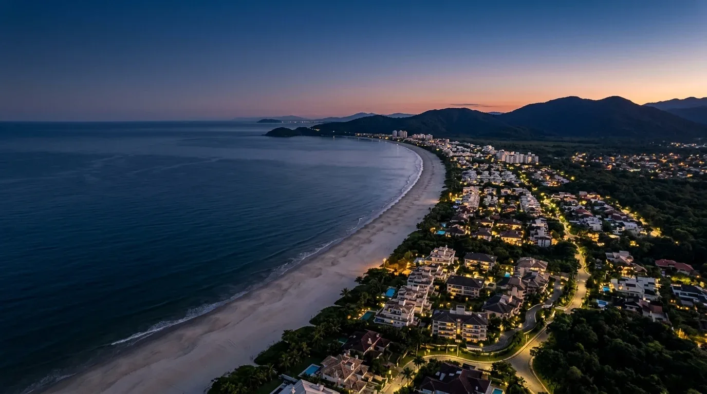Vista aérea da orla de Bertioga ao anoitecer